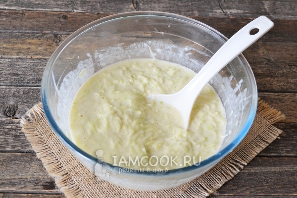 Размешать кабачковое тесто