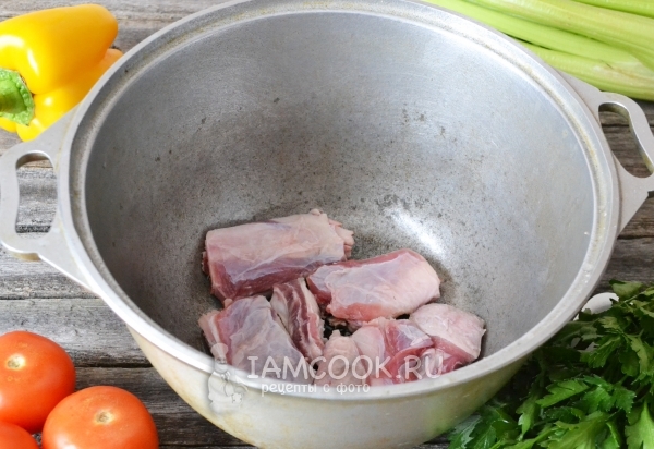 Кладём телячьи ребрышки в казан