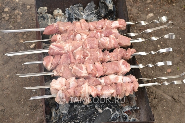 Пожарить мясо на углях