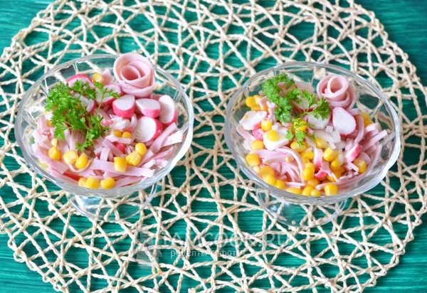 Рецепт салата с ветчиной и крабовыми палочками