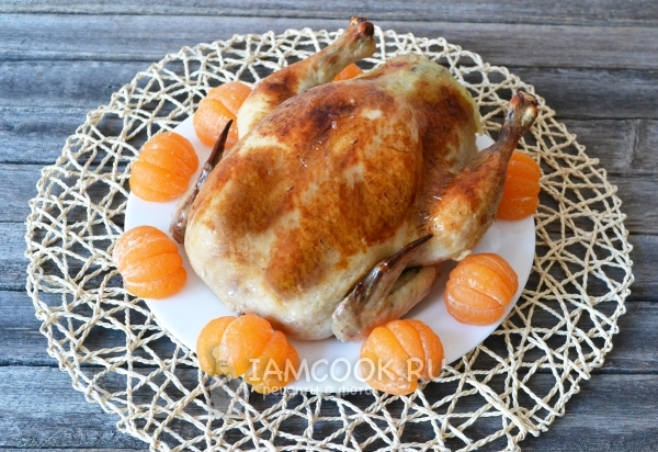 Готовая курица, фаршированная картофелем и грибами