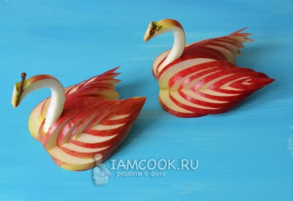 Готовые лебеди из яблок