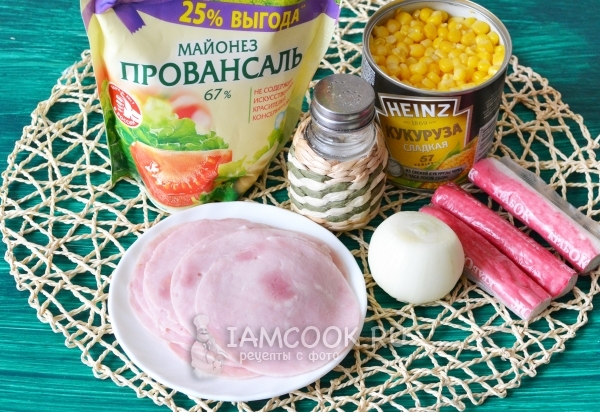 Ингредиенты для салата с ветчиной и крабовыми палочками