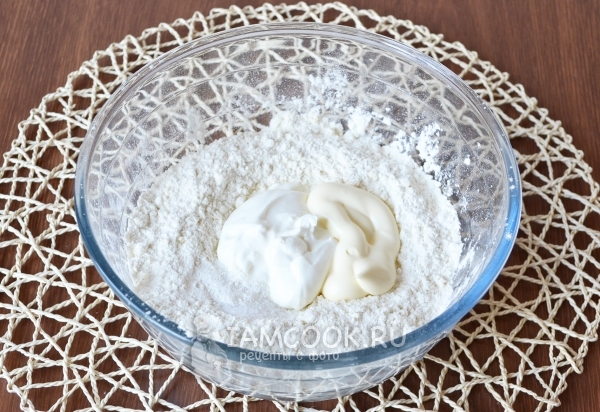 Добавить молоко, сметану и майонез