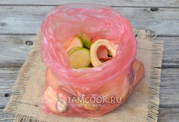 Положить овощи с мясом в пакет