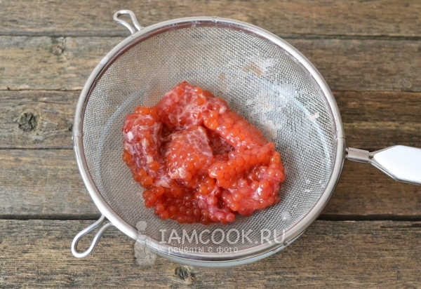 Промыть икру