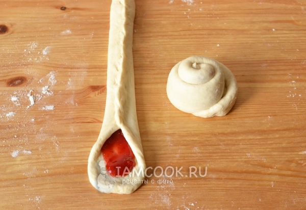 Сформировать улитку из теста