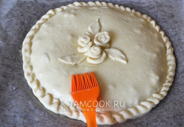 Смазать пирог желтком