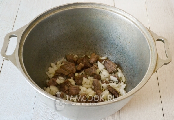 Положить лук к мясу