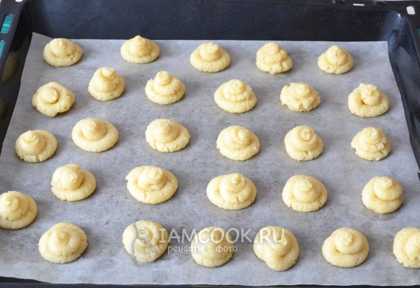 Выложить кондитерским шприцем тесто