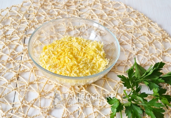 Натереть желтки
