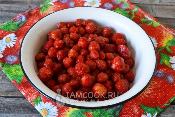 Удалить с ягод чашелистики