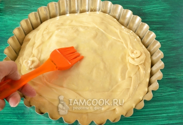 Смазать пирог желтком