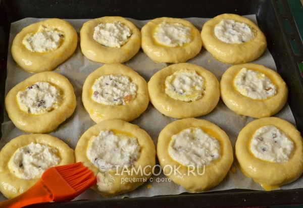 Смазать тесто желтком