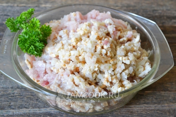 Перекрутить на мясорубке мясо, лук, чеснок и батон