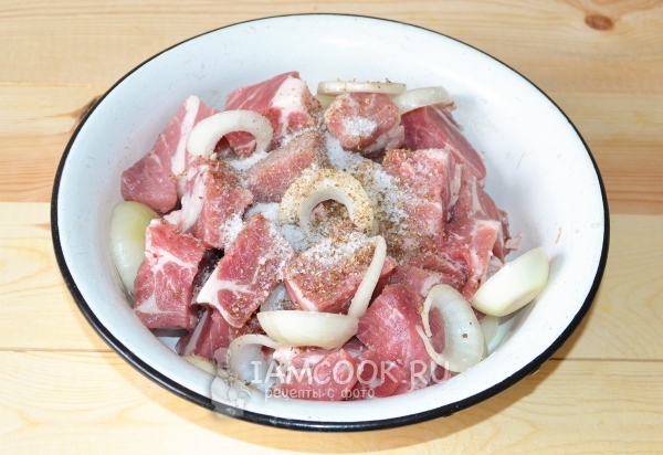 Всыпать соль и специи