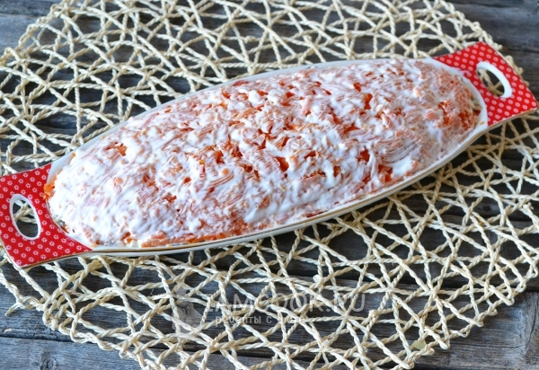 Смазать морковь майонезом