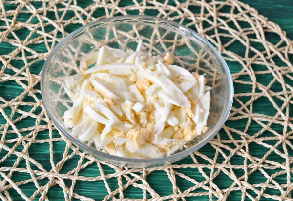 Порезать яйца