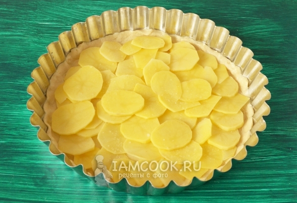 Положить на тесто картофель