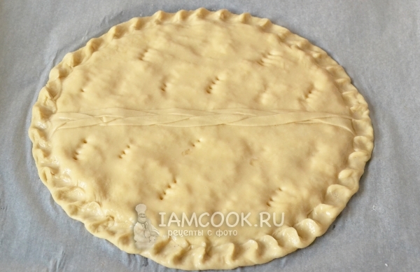 Смазать пирог яйцом