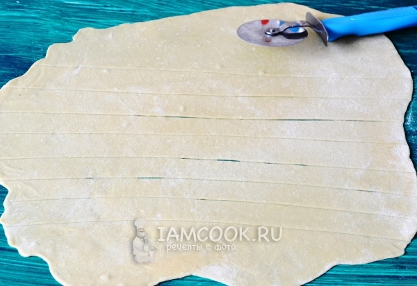 Порезать тесто на полоски