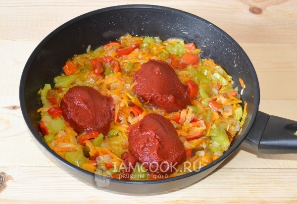 Положить томатную пасту