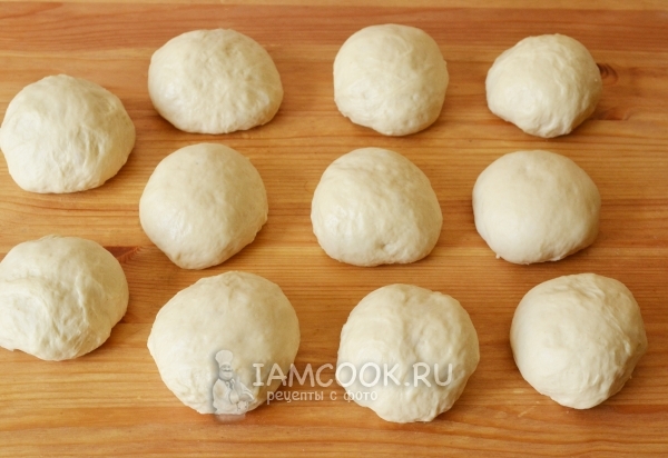 Сформировать из теста булочки