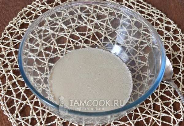 Всыпать дрожжи в молоко