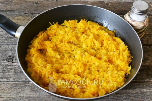 Обжарить морковь с луком