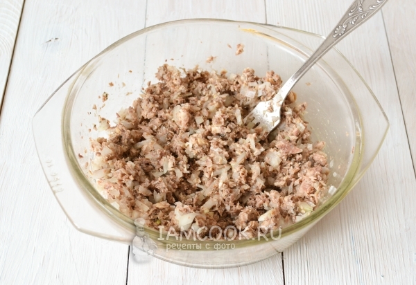 Размешать рыбу с луком