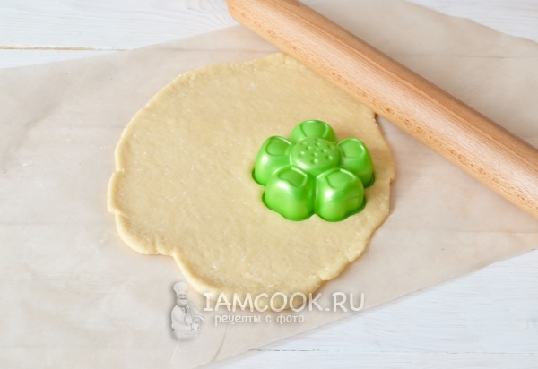 Вырезать из теста фигуры