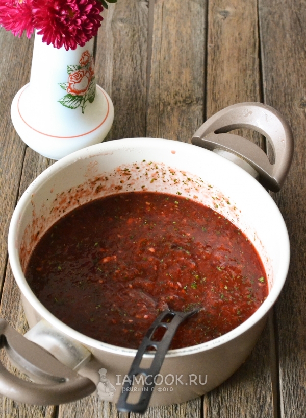 Сливовый кетчуп в кастрюле