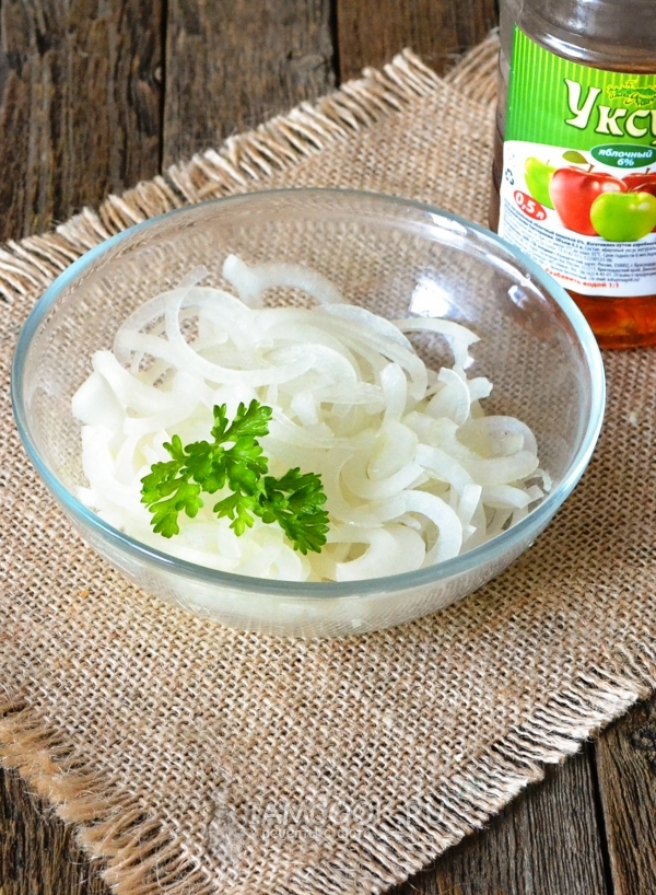 Полить лук уксусом