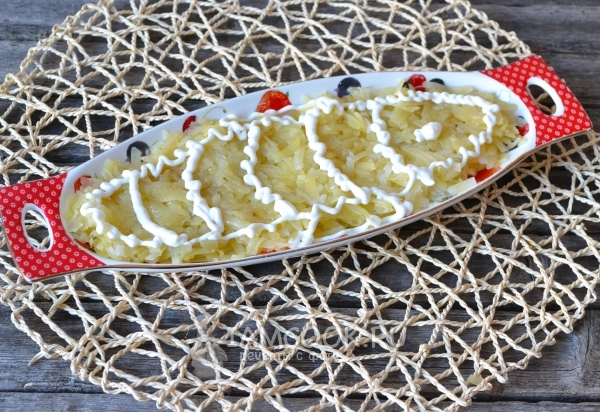 Полить майонезом