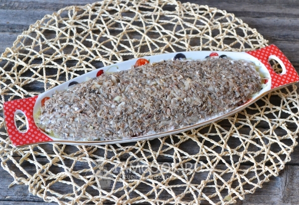 Выложить слой шпротов с луком