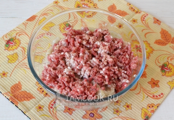 Перекрутить на мясорубке мясо и лук