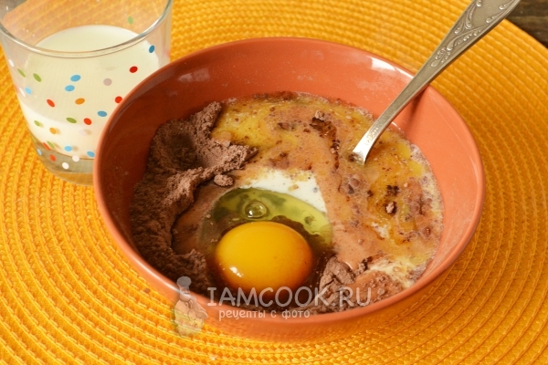 Добавить масло, молоко и яйцо