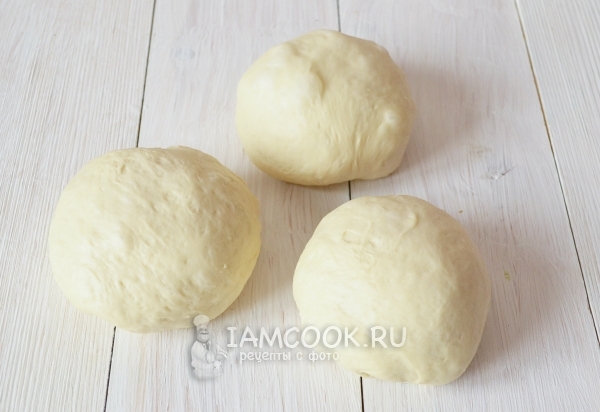 Разделить тесто на три части