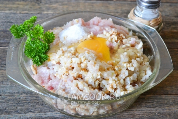 Добавить яйцо и соль