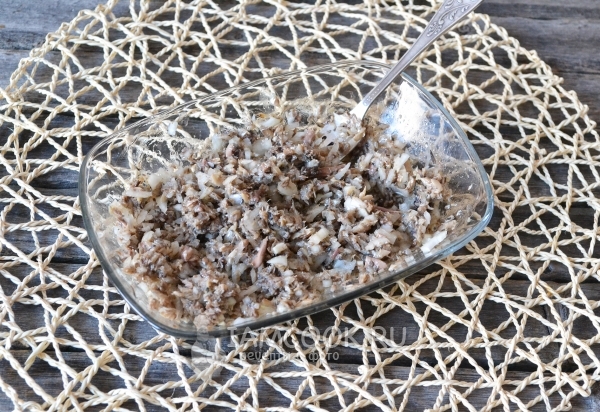 Размешать лук со шпротами