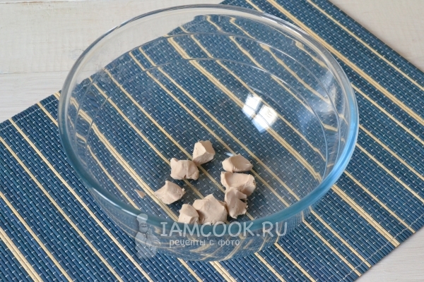 Положить в миску дрожжи