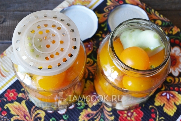 Слить с банок воду