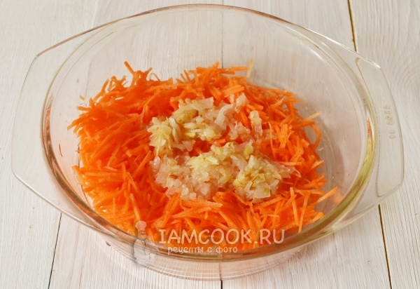 Добавить лук и чеснок