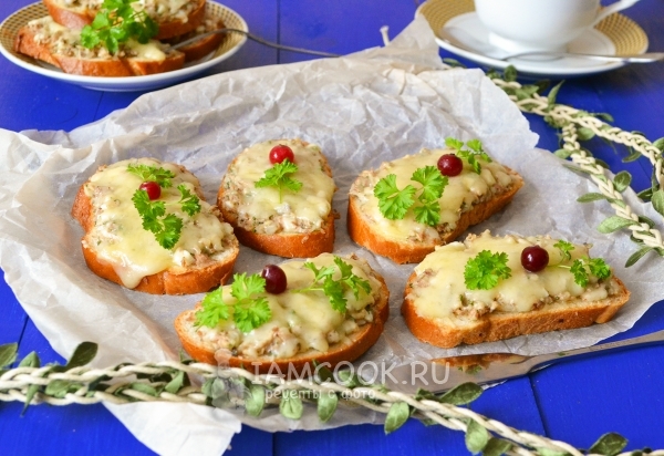 Фото горячих бутербродов с сайрой в духовке