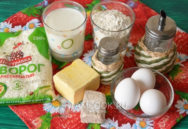 Ингредиенты для ватрушек из дрожжевого теста с творогом