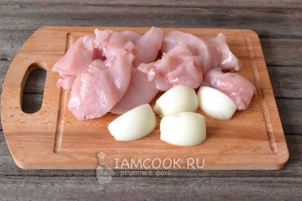 Порезать куриное филе и лук