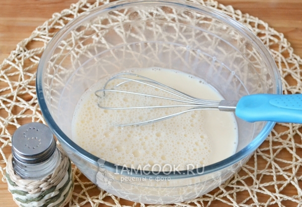 Взбить яйца с молоком