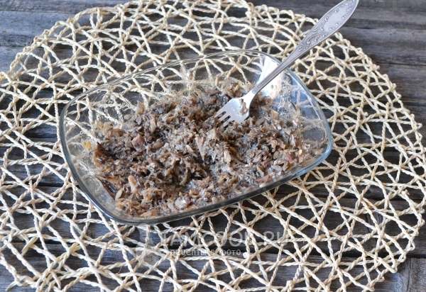 Размять шпроты вилкой