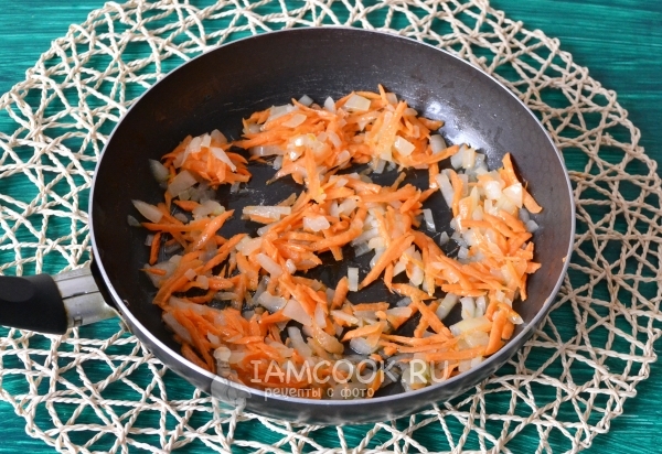 Обжарить лук с морковью