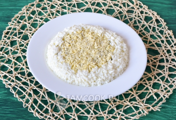 Положить белки и желтки